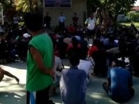 Petugas berusaha menenangkan ratusan napi Lapas IIB Kabupaten Polewali Mandar, Sulawesi Barat, yang mengamuk, Sabtu (22/6/2019).