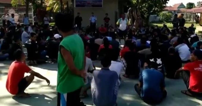 Petugas berusaha menenangkan ratusan napi Lapas IIB Kabupaten Polewali Mandar, Sulawesi Barat, yang mengamuk, Sabtu (22/6/2019).