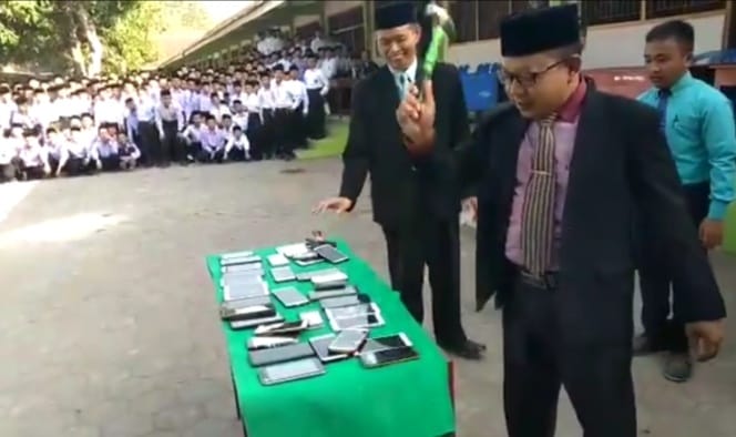 Pengurus Pondok Pesantren (Ponpes) Wali Songo, Ngabar, Ponorogo merusak handphone (HP) milik para santri.