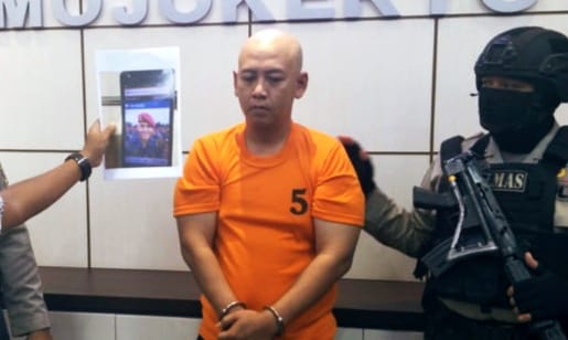 Tersangka penipuan, Eko Tugas Saputro saat jumpa pers di Mapolres Mojokerto, Jalan Gajah Mada, Mojosari, Jumat (28/6/2019).