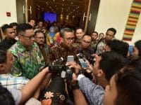 Gubernur Sulawesi Selatan H.M. Nurdin Abdullah memberikan keterangan pers.