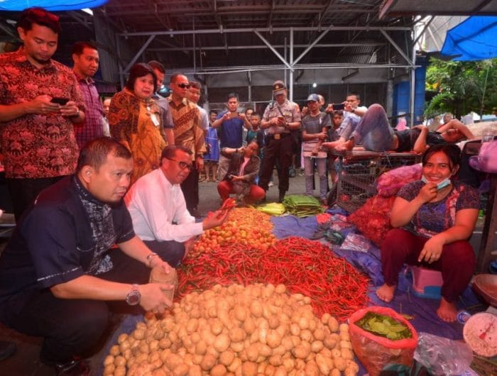 Gubernur Sulsel Nurdin Abdullah bersama Pj Wali Kota Makassar, Iqbal Suhaeb usai berkeliling pasar Pabaeng-baeng, Terong, dan Makassar Mall, Senin (3/6).