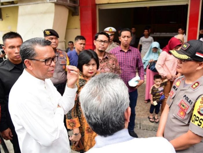 Nurdin Abdullah usai mengelilingi tiga pasar di Kota Makassar, Senin (3/6).