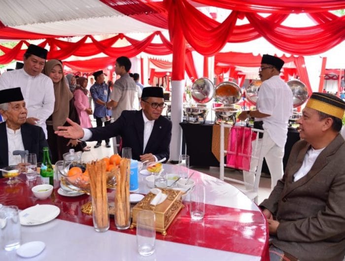 Nurdin Abdullah usai menerima ribuan tamu pada acara open house, di Rujab Gubernur, Jalan Jendral Sudirman Makassar, Rabu (5/6).