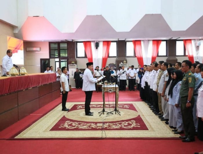 Sekretaris Daerah Provinsi Sulawesi Selatan, Abdul Hayat Gani, melantik dan mengambil sumpah/janji jabatan 74 pejabat fungsional