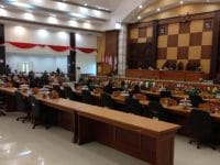 Suasana rapat paripurna DPRD Sulbar yang hanya dihadiri 9 anggota DPRD. (Foto: Kumparan)