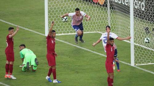 Pemain Paraguay Mencetak Gol ke Gawang Qatar, Senin (17/6/2019)