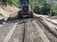 Pengerjaan Jalan di Daerah Seko di Kabupaten Luwu Utara, Sulawesi Selatan.