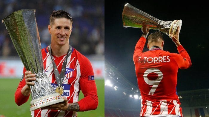Fernando Torres membawa trofi Liga Europa