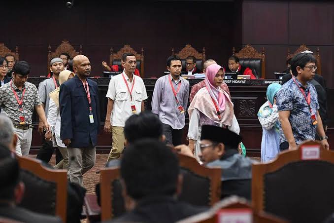 Sejumlah saksi dari pihak pemohon kembali ke ruangang saksi setelah diambil sumpahnya saat sidang Perselisihan Hasil Pemilihan Umum (PHPU) presiden dan wakil presiden di Gedung Mahkamah Konstitusi, Jakarta, Rabu (19/6/2019). (Foto: Antara)