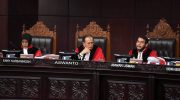 Ketua Mahkamah Konstitusi Anwar Usman (kanan) memimpin sidang perdana Perselisihan Hasil Pemilihan Umum (PHPU) sengketa Pilpres 2019 di Mahkamah Konstitusi. Foto: Antara/ Hafidz Mubarak A