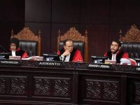 Ketua Mahkamah Konstitusi Anwar Usman (kanan) memimpin sidang perdana Perselisihan Hasil Pemilihan Umum (PHPU) sengketa Pilpres 2019 di Mahkamah Konstitusi. Foto: Antara/ Hafidz Mubarak A