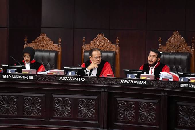 Ketua Mahkamah Konstitusi Anwar Usman (kanan) memimpin sidang perdana Perselisihan Hasil Pemilihan Umum (PHPU) sengketa Pilpres 2019 di Mahkamah Konstitusi. Foto: Antara/ Hafidz Mubarak A