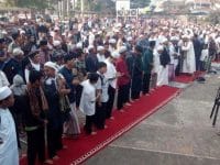 Ratusan jemaah Majelis Taqorub Ilalloh menggelar salat Id di Lapangan Merdeka (Kerkof), Selasa (4/6/2019). Perayaan Lebaran tersebut berbeda satu hari dengan ketetapan pemerintah - Tribun Jabar/Firman Wijaksana