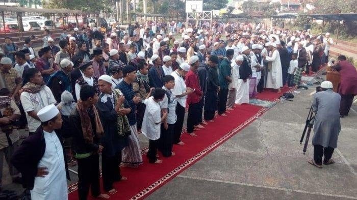 Ratusan jemaah Majelis Taqorub Ilalloh menggelar salat Id di Lapangan Merdeka (Kerkof), Selasa (4/6/2019). Perayaan Lebaran tersebut berbeda satu hari dengan ketetapan pemerintah - Tribun Jabar/Firman Wijaksana