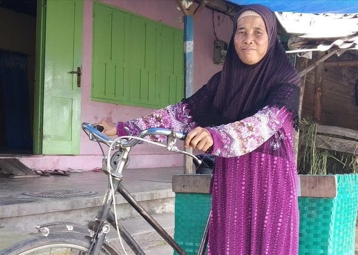 Tri Darini (53), penjual kerupuk (Foto: Kompas.com)