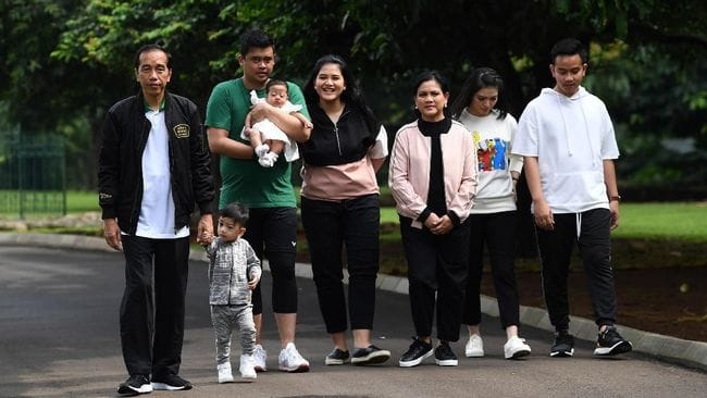 Presiden Joko Widodo bersama keluarga. (ANTARA FOTO/Wahyu Putro A)