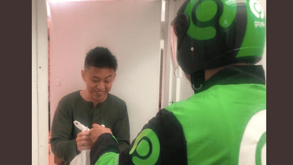Rich Brian tengah menerima bungkusan makanan dari Gojek Indonesia. (Foto: Twitter)