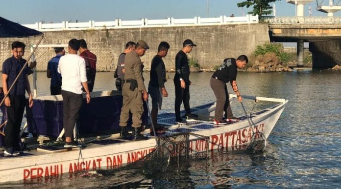 Iqbal Suhaeb didampingi Camat Ujungpandang, Andi Patiware bersama tim Satgas kebersihan menyusuri laut Losari