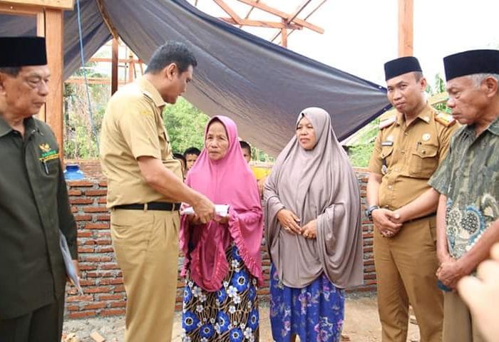 Bupati Barru H. Suardi Saleh, meninjau pembangunan rumah korban kebakaran bernama Nenek Mina.