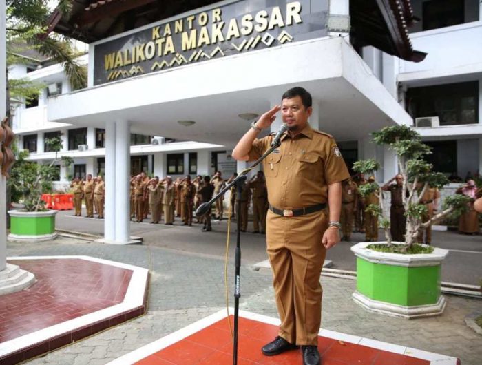 Pj Wali Kota Makassar, M Iqbal S Suhaeb saat menjadi inspektur upacara di Balai Kota, Senin (1/07/2019).