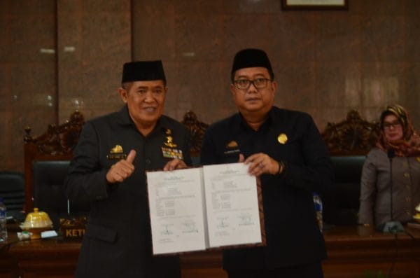 Bupati Bulukumba, AM Sukri Sappewali (kiri) - Ketua DPRD Bulukumba, Andi Hamzah Pangki (kakan).