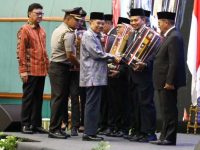 Wakil Presiden RI, Jusuf Kalla memberikan langsung penghargaan Parasamya Purnakarya Nugraha kepada Pj Wali Kota Makassar, M Iqbal S Suhaeb.