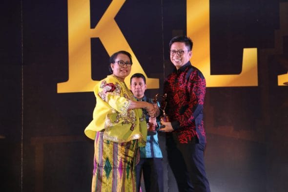 Wakil Bupati Bulukumba, Tomy Satria saat menerima penghargaan Kabupaten Layak Anak (KLA) tahun 2019