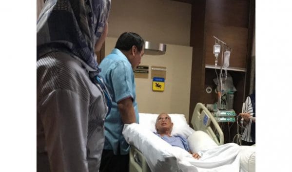 Nurdin Halid saat menjenguk IYL yang dirawat di Singapura