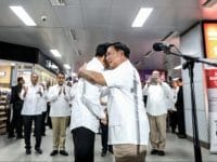 Presiden Joko Widodo dan Ketua Umum Partai Gerindra, Prabowo Subianto memberikan keterangan pers di Stasiun MRT Senayan, Jakarta Pusat, Sabtu (13/7/2019). (Foto: Kompas.com)