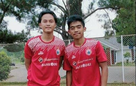 Doni bersama rekannya saat istirahat latihan di Jakarta
