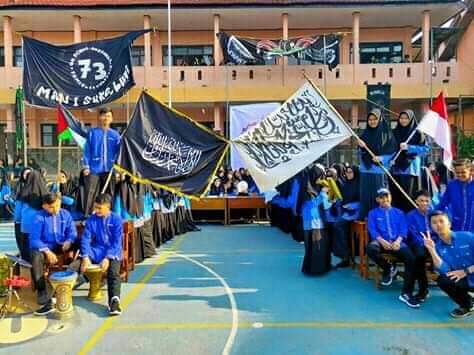 Heboh Bendera Tauhid Dikibarkan di MAN 1 (Foto: Twitter @Karolina_bee11)