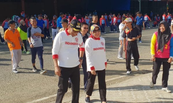 Bupati yang didampingi Ketua TP PKK Kabupaten Barru, Hj Hasnah Syam melaksanakan senam bersama para peserta Car Free Day