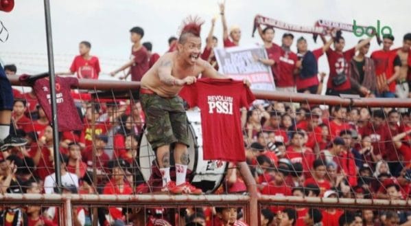 Suporter PSM Makassar mengusung Revolusi PSSI pada laga terakhir Liga 1 2018 (Bola.com/Abdi Satria)