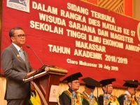 Gubernur Sulawesi Selatan, HM Nurdin Abdullah, memberikan motivasi kepada wisudawan Sekolah Tinggi Ilmu Ekonomi (STIE) Amkop Makassar