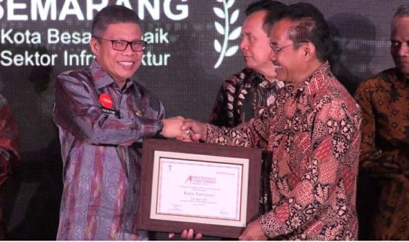 Wali Kota Parepare, HM Taufa Pawe menerima Penghargaan Indonesia Attractivenes Award 2019 di Jakarta