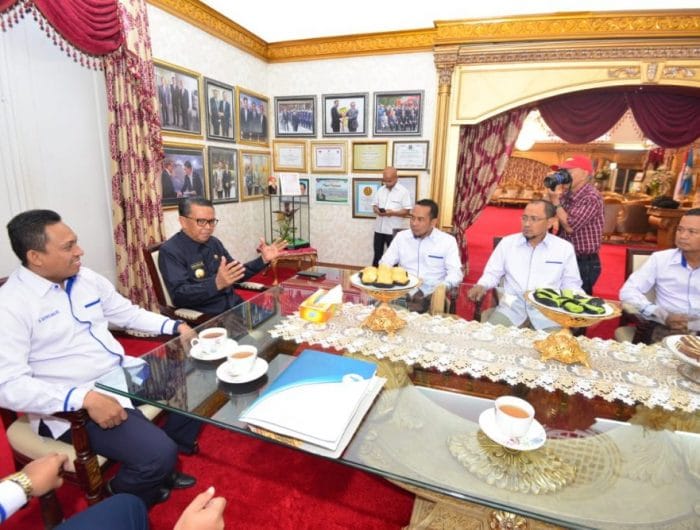 Ikatan Konsultan Indonesia (INKINDO) saat melakukan audience dengan Gubernur Sulsel HM Nurdin Abdullah di Rumah Jabatan Gubernur Sulsel, Jalan Jendral Sudirman Makassar, Rabu (3/7).