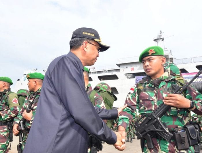 Gubernur Sulawesi Selatan, HM Nurdin Abdullah melepas pasukan Yonif 721 TNI untuk menjaga perbatasan Papua, di Pelabuhan Soekarno Hatta, Makassar, Rabu (3/7/2019).