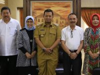 Pj Wali Kota Makassar M Iqbal S Suhaeb menerima Ketua Dewan Profesor Unhas, Prof Mursalim beserta rombongan melakukan audiensi ke Rujab Wali Kota Makassar, Senin (15/7/2019).
