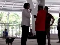 Seorang wanita viral lantaran mengamuk dan membawa anjing ke dalam Masjid (Foto: Screenshot Video).