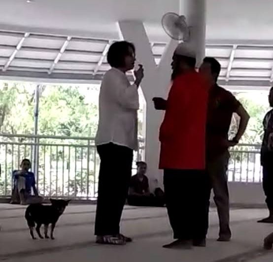 Seorang wanita viral lantaran mengamuk dan membawa anjing ke dalam Masjid (Foto: Screenshot Video).