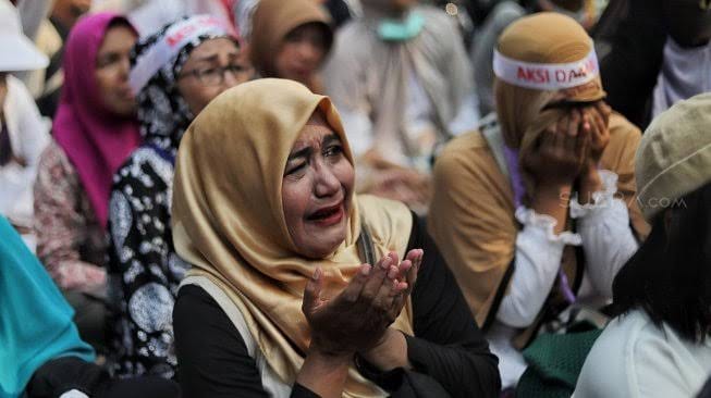 Emak-emak peserta aksi menangis saat mengikuti aksi di kawasan Mahkamah Konstitusi, Jakarta, Kamis (27/6/2019) (Foto: Suara.com)