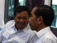 Jokowi berbincang dengan Prabowo Subianto di dalam gerbong kereta MRT di Jakarta, Sabtu, (13/7/2019). (Foto: Antara).