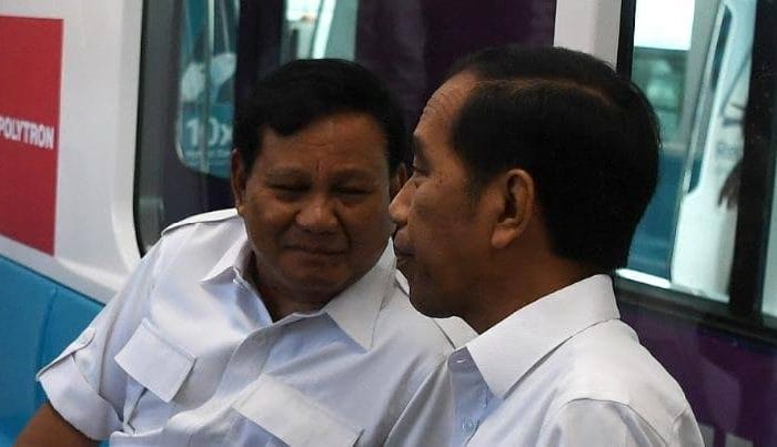 Jokowi berbincang dengan Prabowo Subianto di dalam gerbong kereta MRT di Jakarta, Sabtu, (13/7/2019). (Foto: Antara).