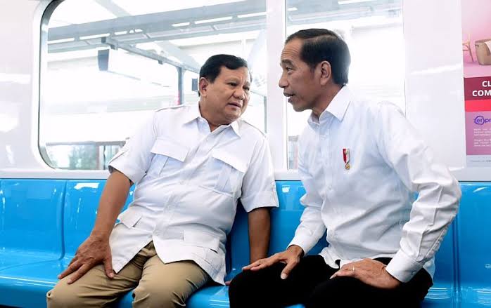 Presiden Jokowi bertemu dengan Prabowo Subianto di Stasiun MRT di Lebak Bulus, Jakarta, Sabtu (13/7) pagi. (Foto: Ist)