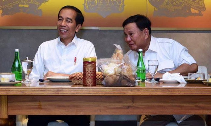 Presiden Joko Widodo berbincang dengan Prabowo Subianto saat pertemuan di FX Senayan, Jakarta, Sabtu (13/7/2019) (Foto: Biro Pers Secretariat Presiden)