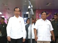 Presiden Joko Widodo dan Prabowo Subianto memberikan keterangan persnya di Stasiun MRT Lebak Bulus, Jakarta, Sabtu (13/7). (Foto: Gatra)