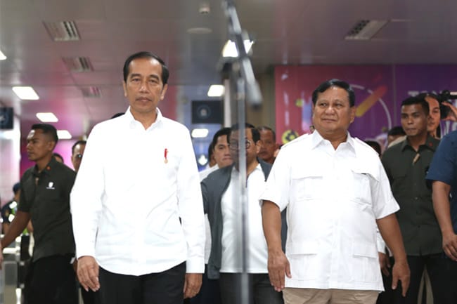 Presiden Joko Widodo dan Prabowo Subianto memberikan keterangan persnya di Stasiun MRT Lebak Bulus, Jakarta, Sabtu (13/7). (Foto: Gatra)