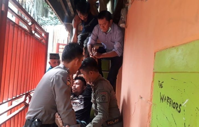 Dinas Sosial Kota Makassar mengamankan pasien psikotik yang meresahkan warga di jl. Maccini Raya Kelurahan Karuwisi Kecamatan Panakukang, Makassar.