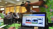 Petugas Suku Dinas Kependudukan dan Catatan Sipil Jakarta Selatan melakukan perekaman data KTP elektronik kepada pelajar di SMKN 28 Cilandak